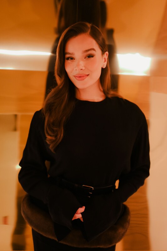 Hailee Steinfeld hands
