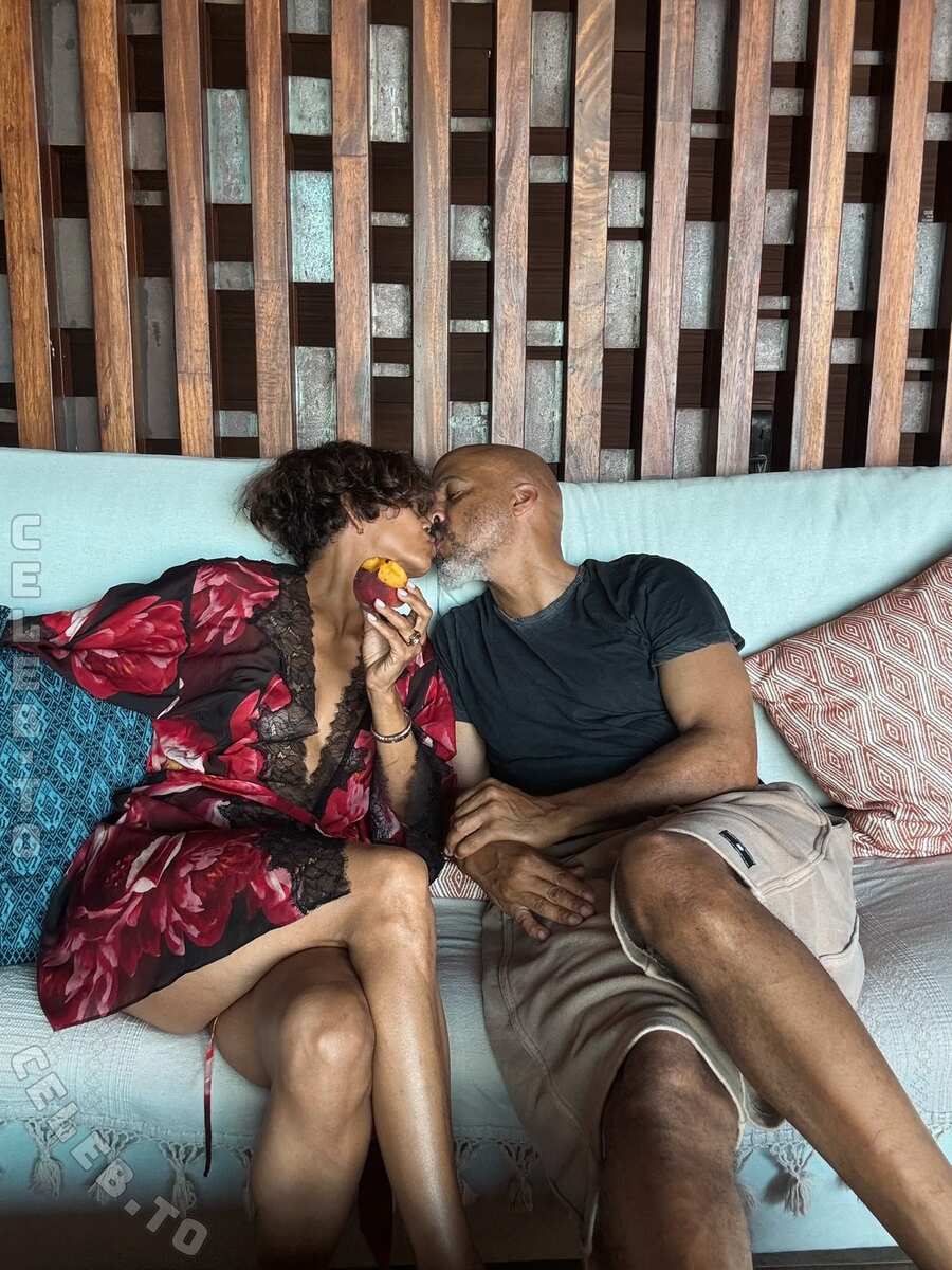 Halle Berry Topless (5 Photos)