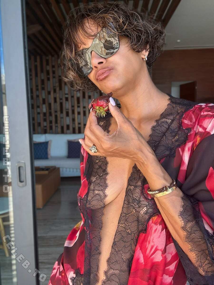Halle Berry Topless (5 Photos)