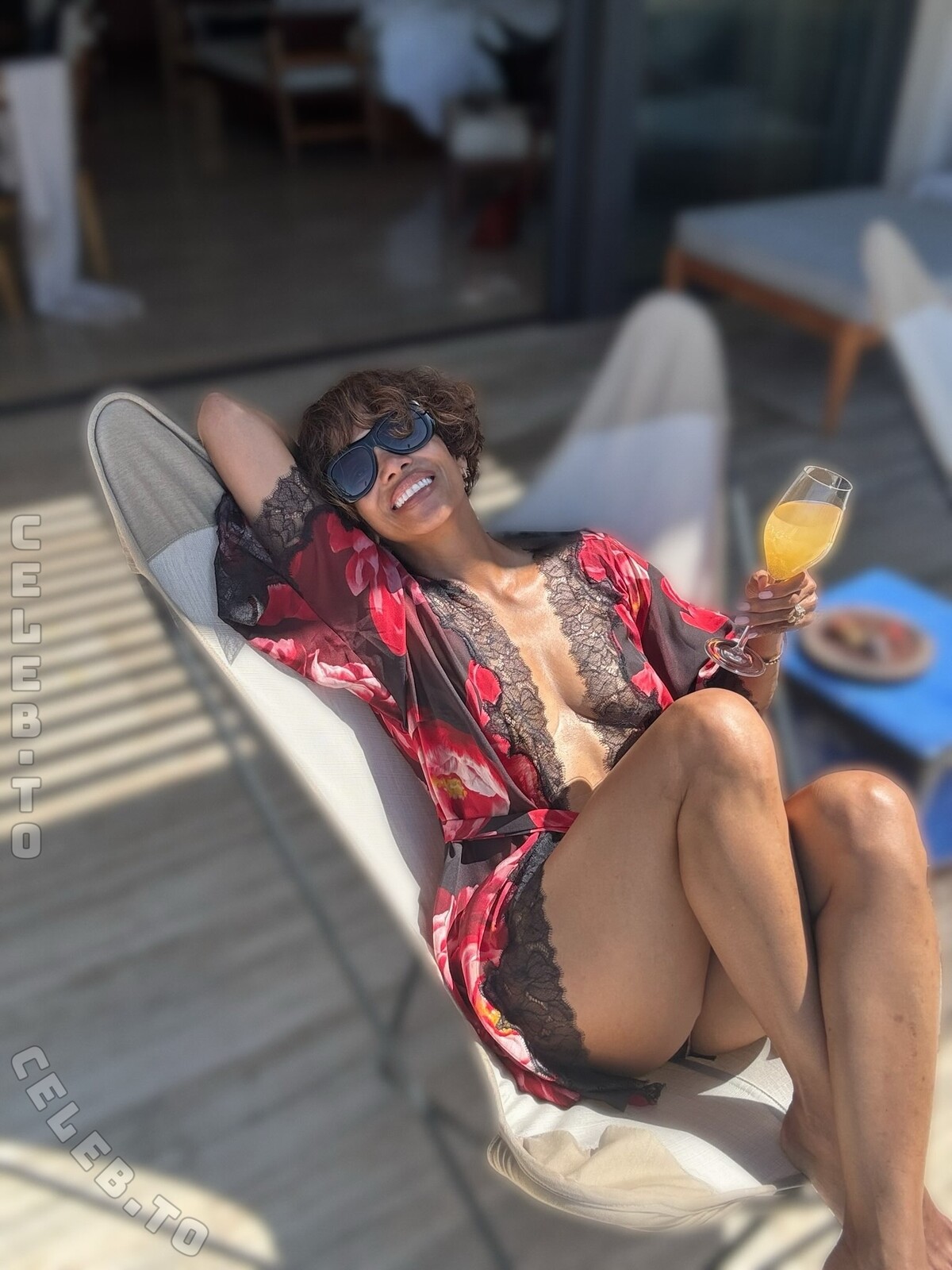 Halle Berry Topless (5 Photos)