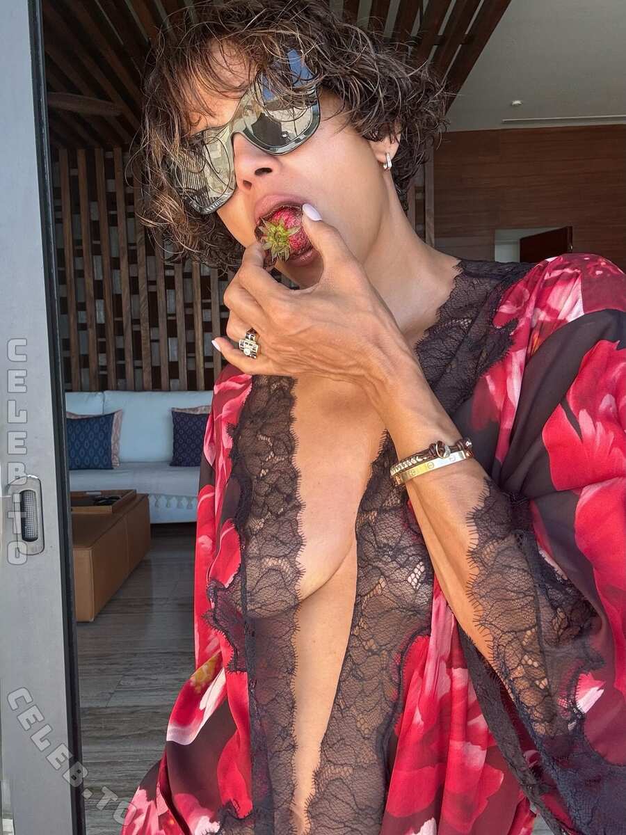 Halle Berry Topless (5 Photos)