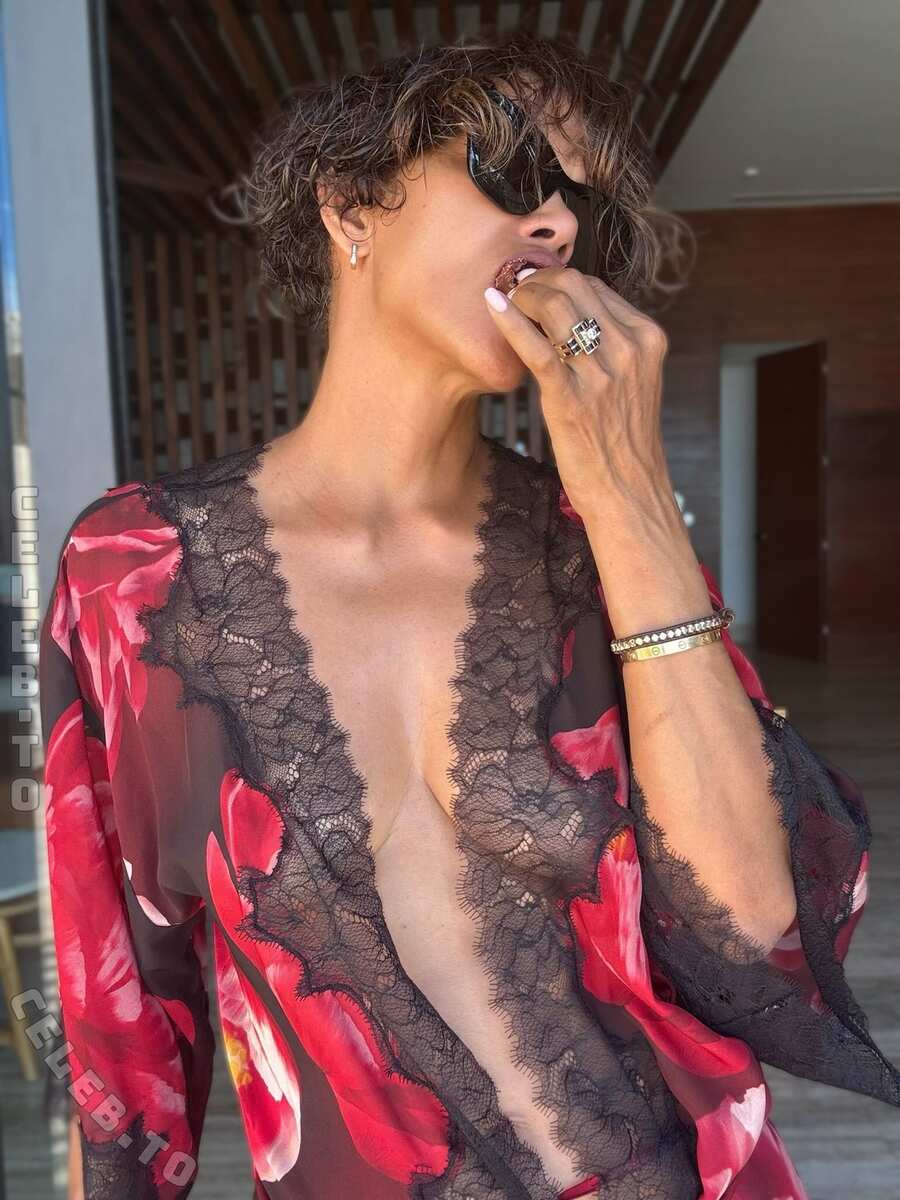 Halle Berry Topless (5 Photos)