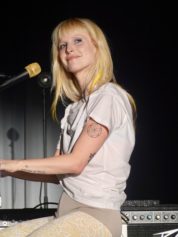 Hayley Williams hands
