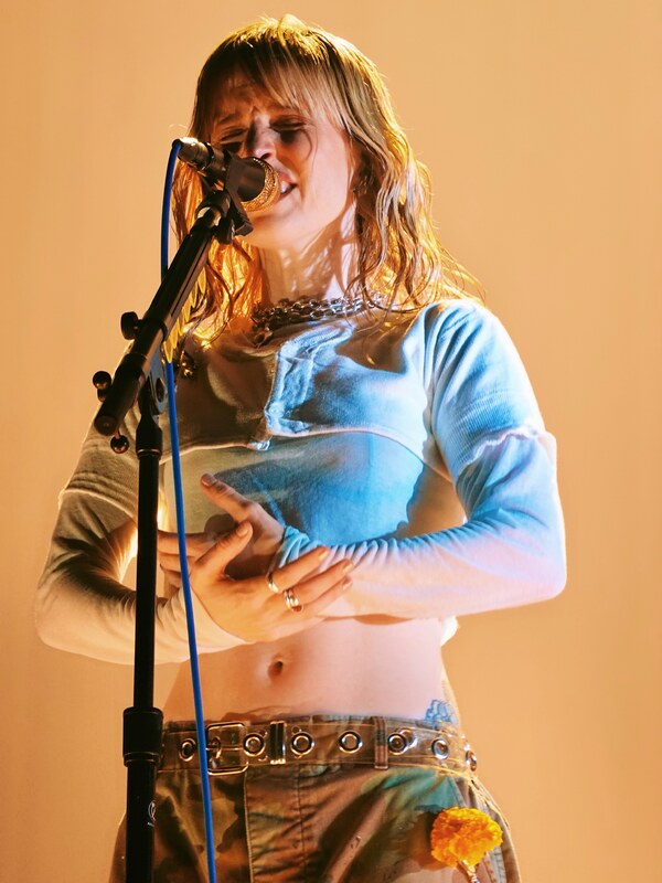 Hayley Williams hands