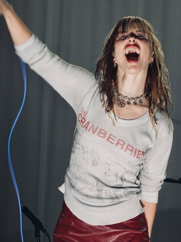 Hayley Williams hands