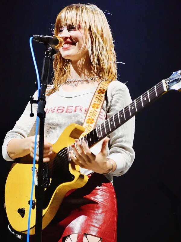 Hayley Williams hands