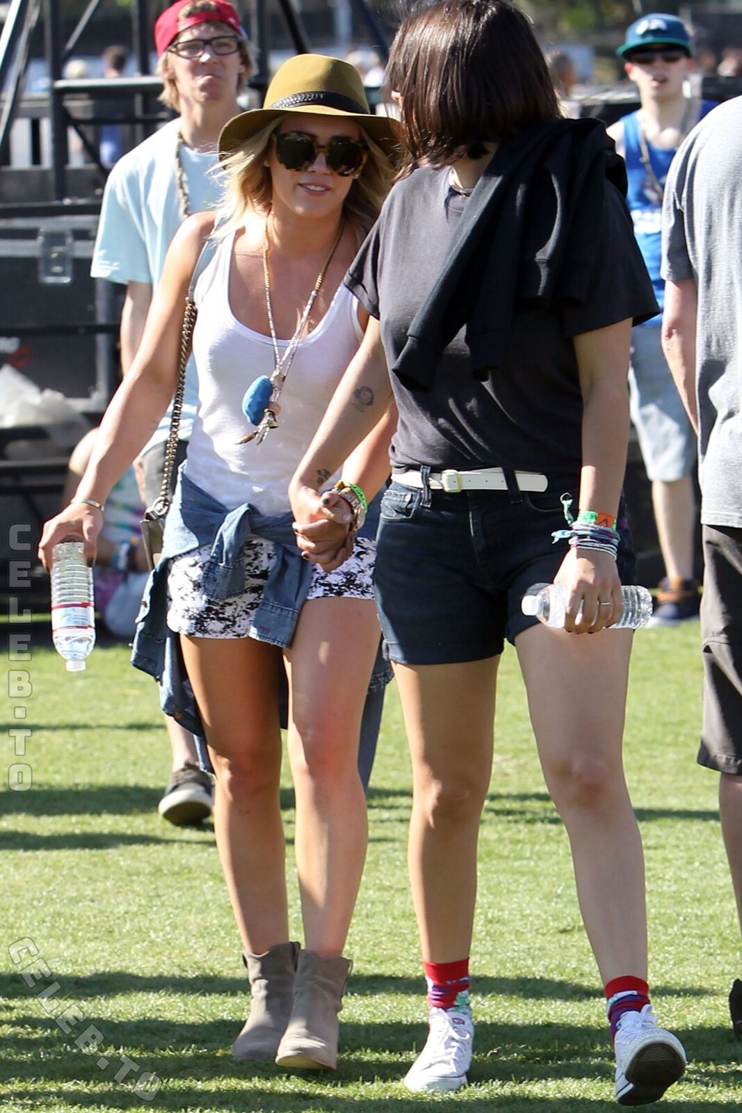 Hillary Duff legs