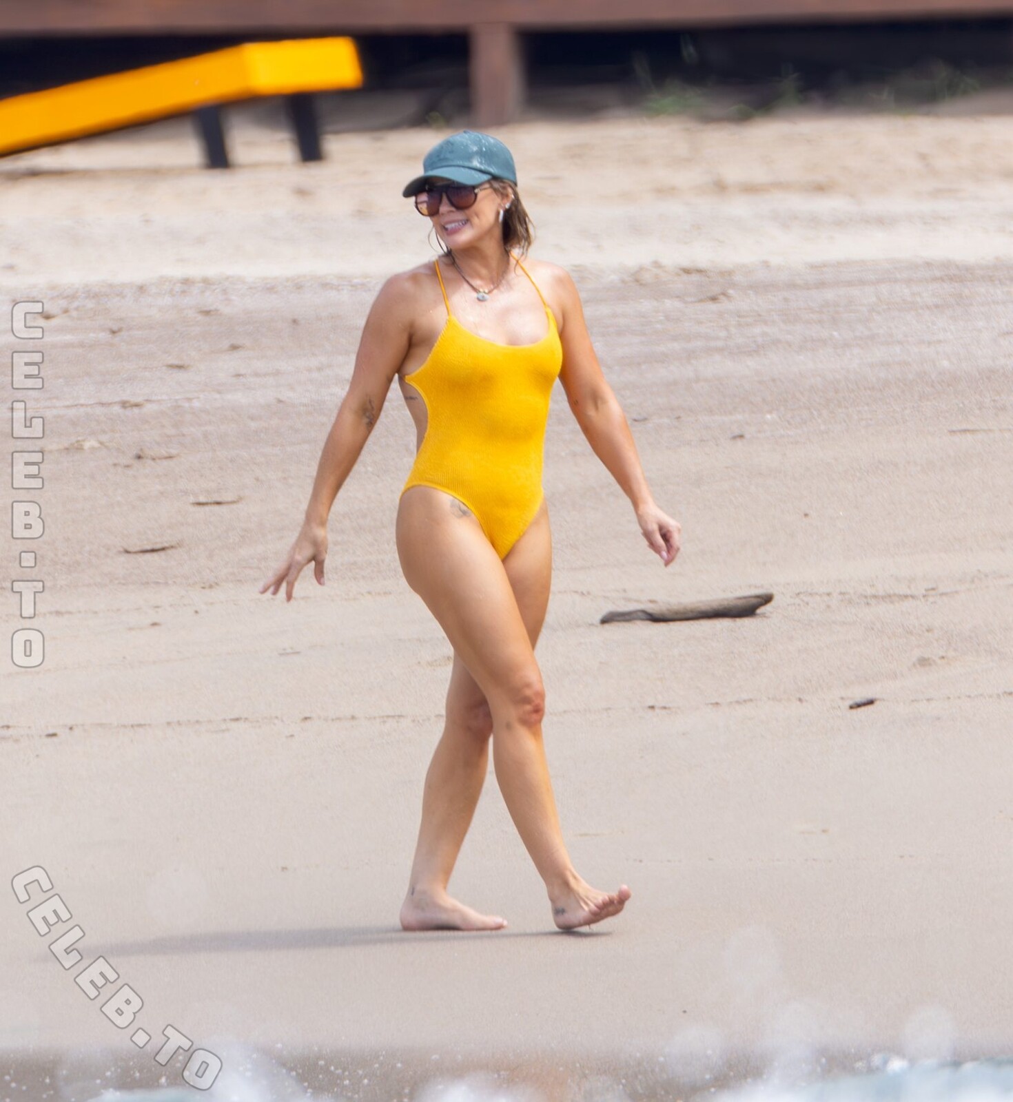 Hillary Duff butts