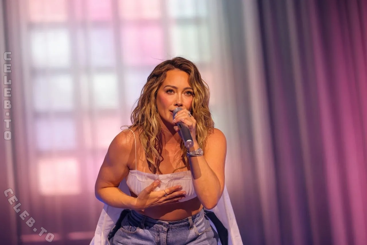 Hillary Duff hands