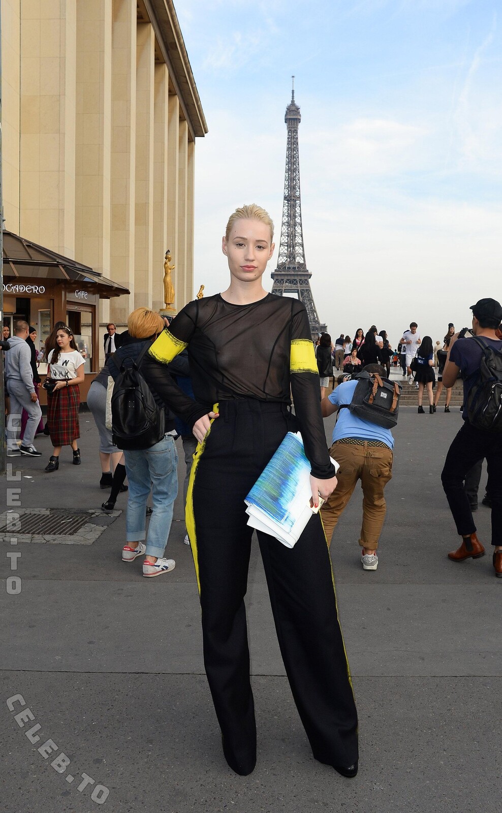 Iggy Azalea hands