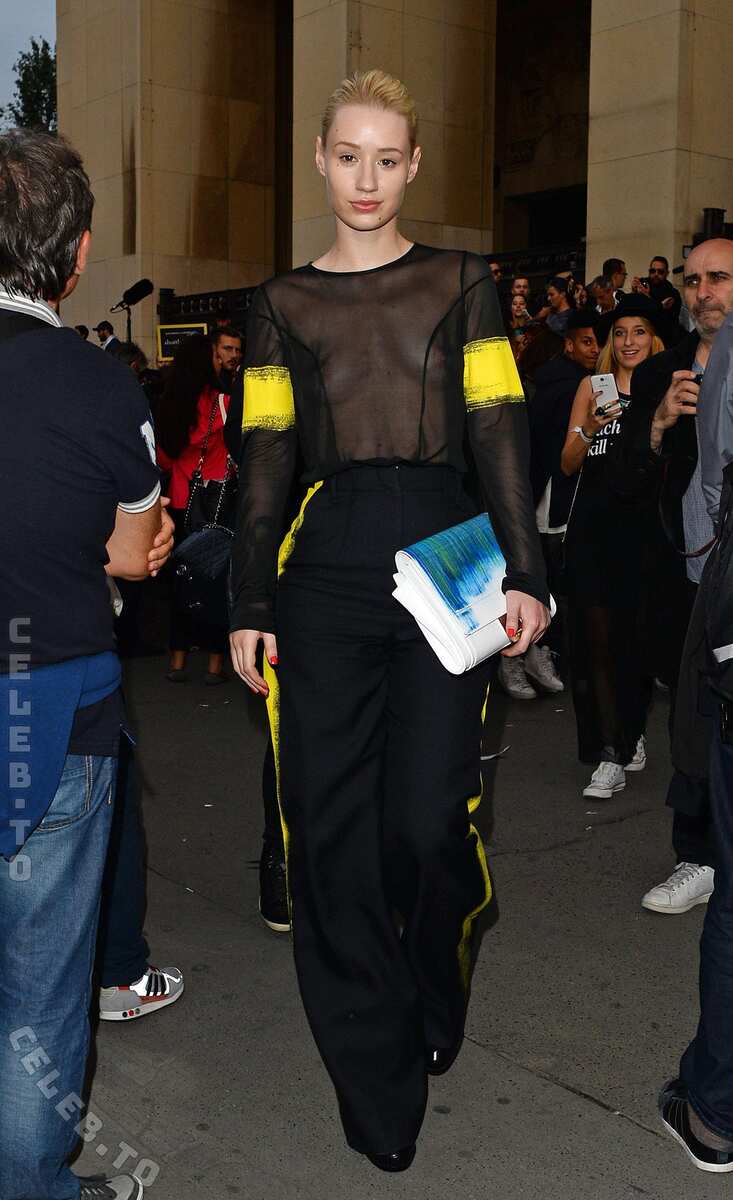 Iggy Azalea hands