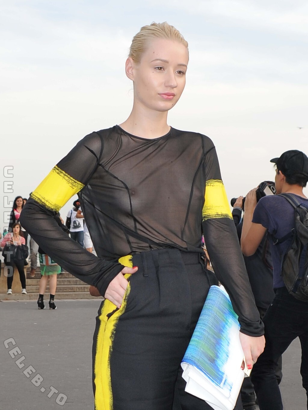 Iggy Azalea hands