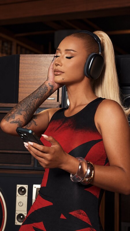 Iggy Azalea Sexy hands