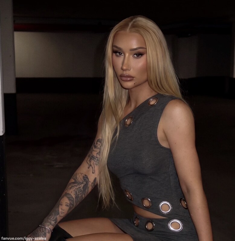 Iggy Azalea Sexy legs
