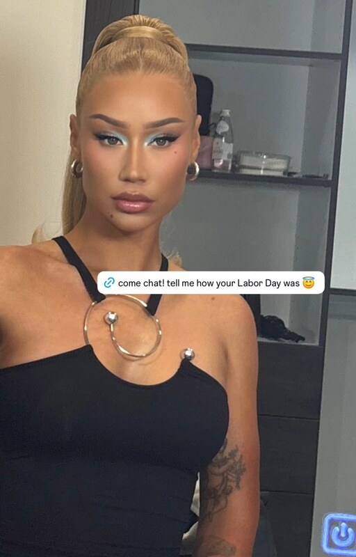 Iggy Azalea Sexy hands