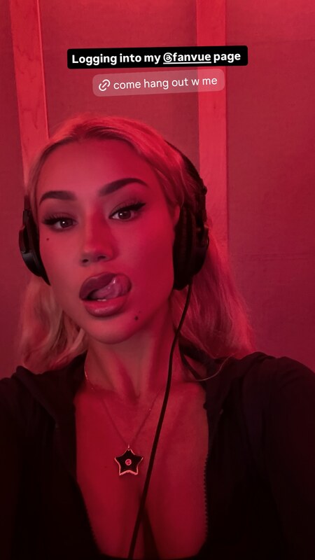 Iggy Azalea Sexy hands