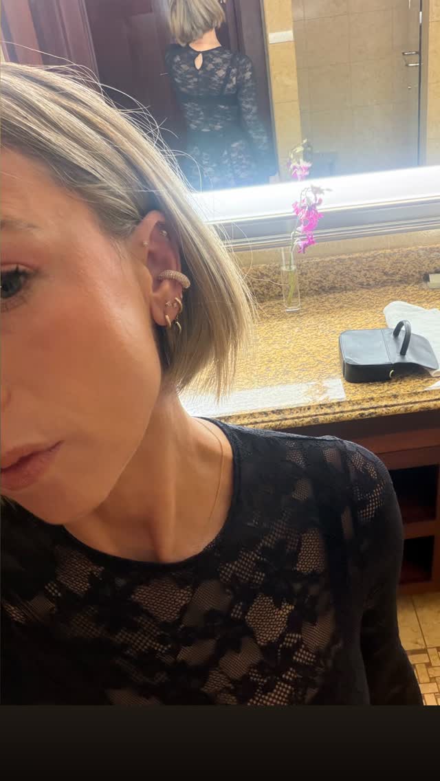 Iliza Shlesinger hands