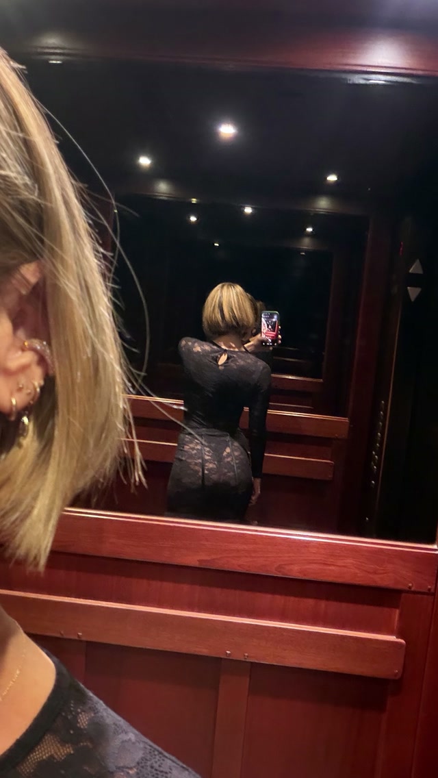 Iliza Shlesinger hands