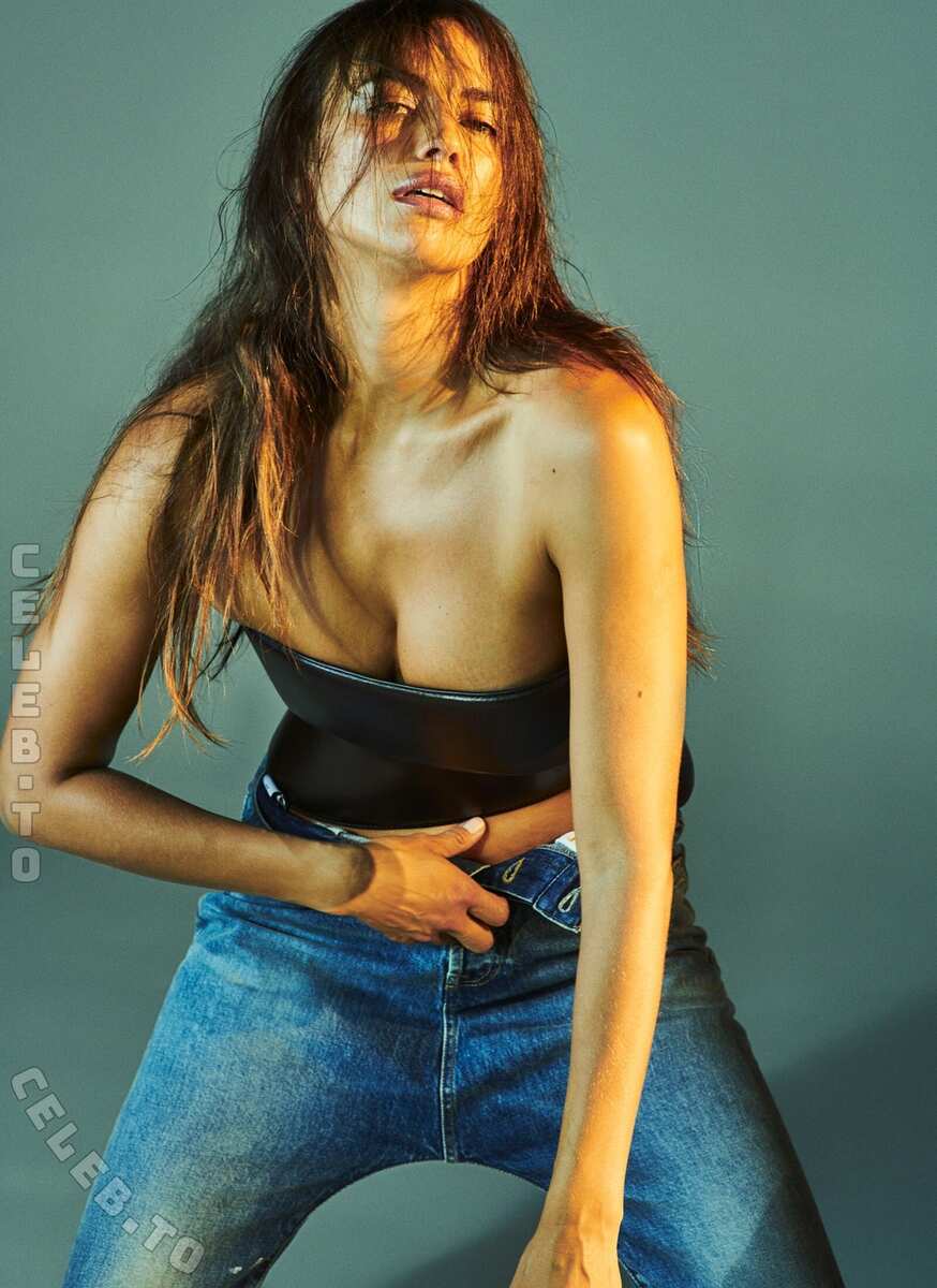 Irina Shayk hands