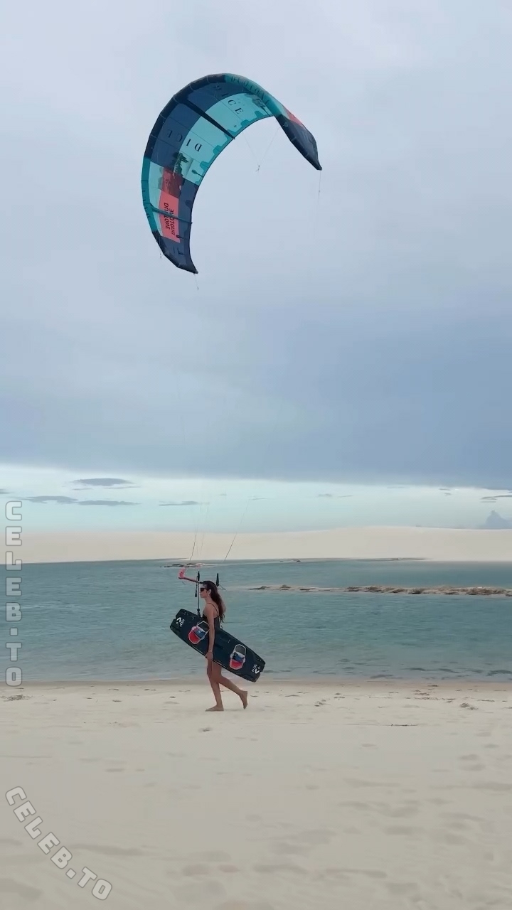 Izabel Goulart boobs