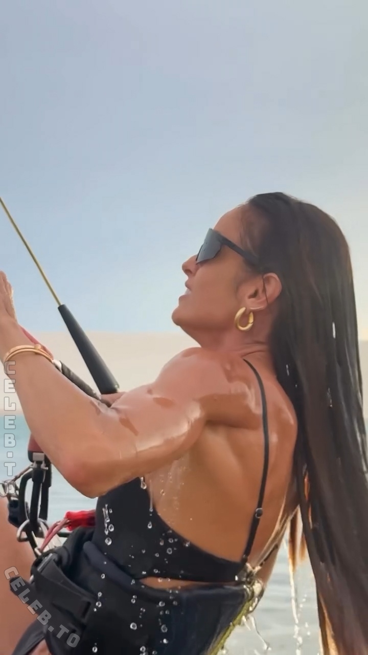 Izabel Goulart boobs