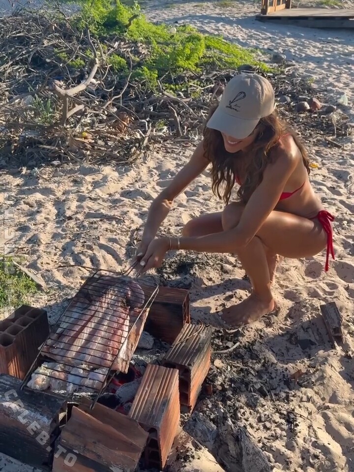 Izabel Goulart butts