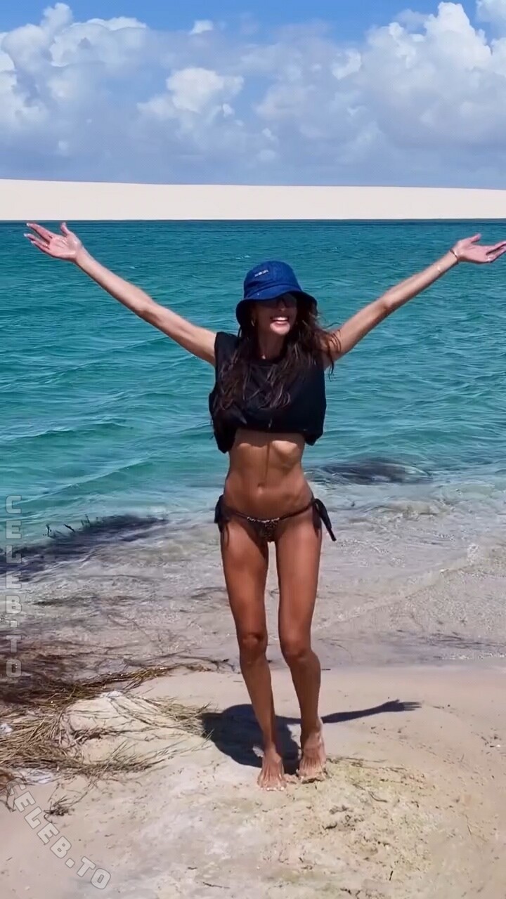 Izabel Goulart hands