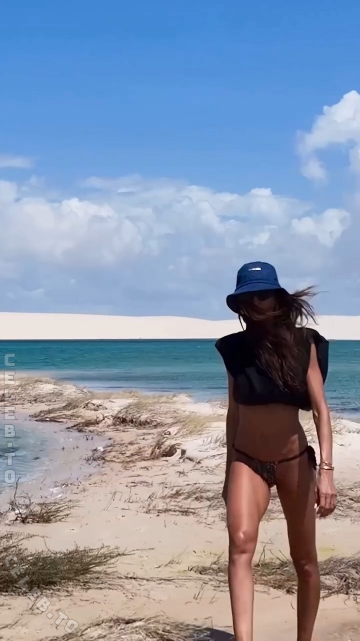 Izabel Goulart hands