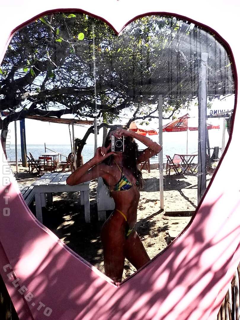 Izabel Goulart hands