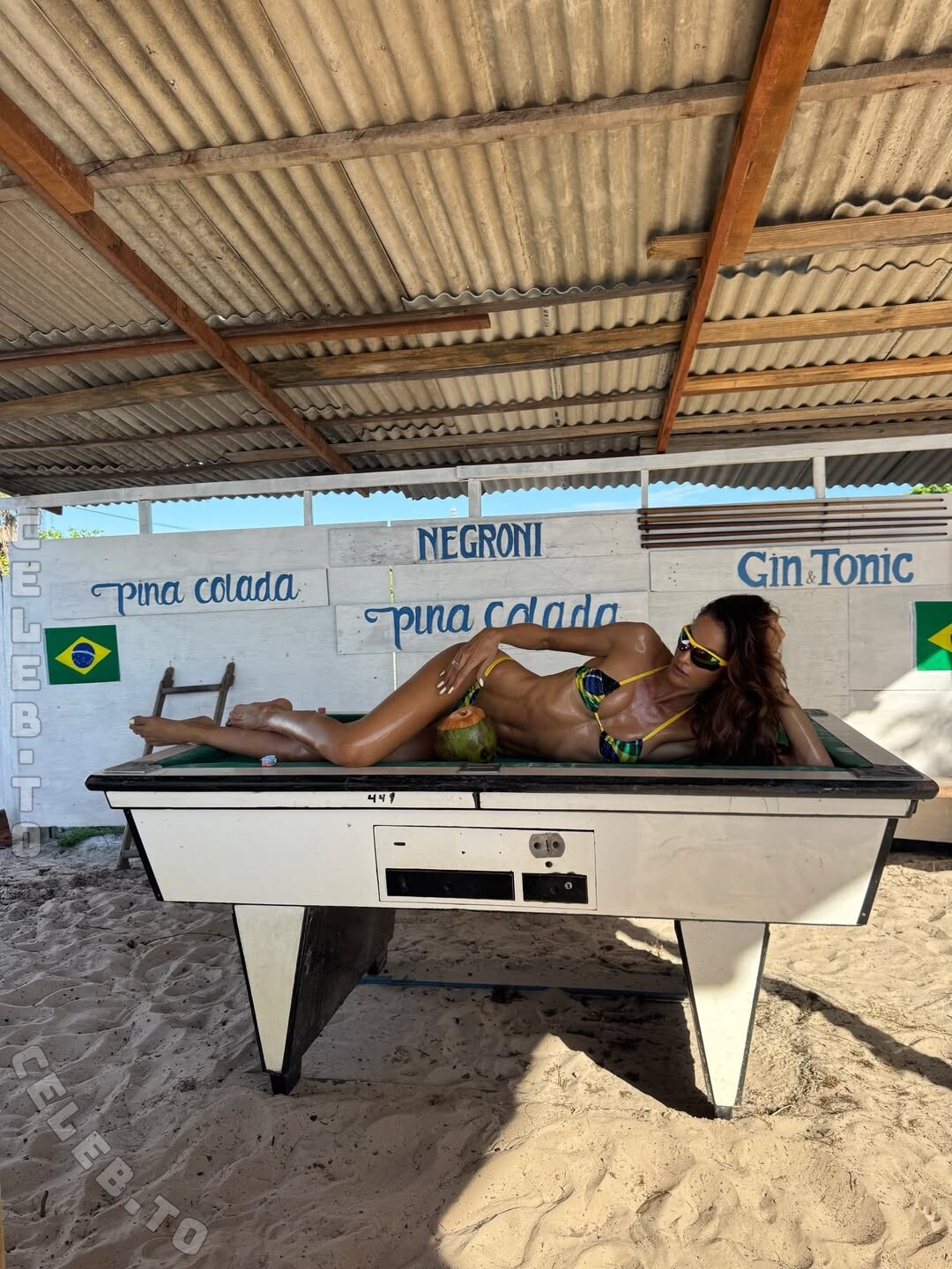 Izabel Goulart hands