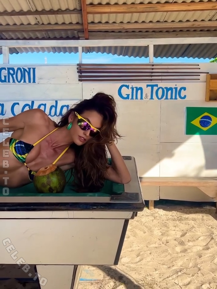 Izabel Goulart hands