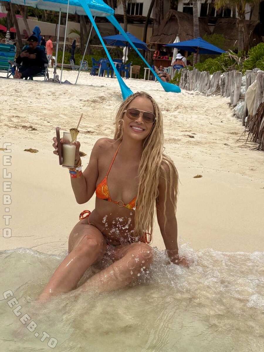 Jasmine Sanders hands
