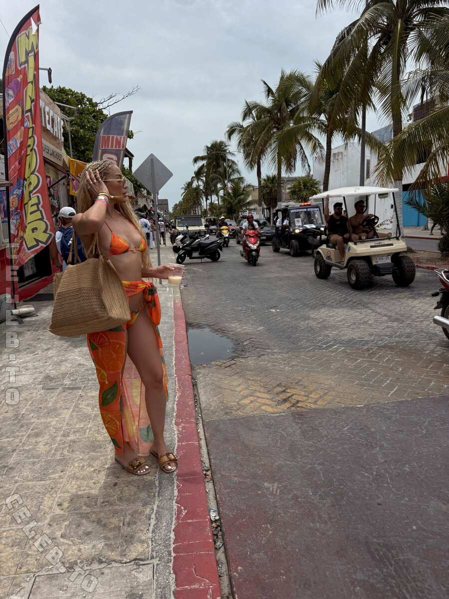 Jasmine Sanders hands