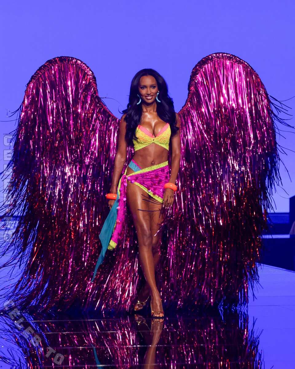 Jasmine Tookes hands