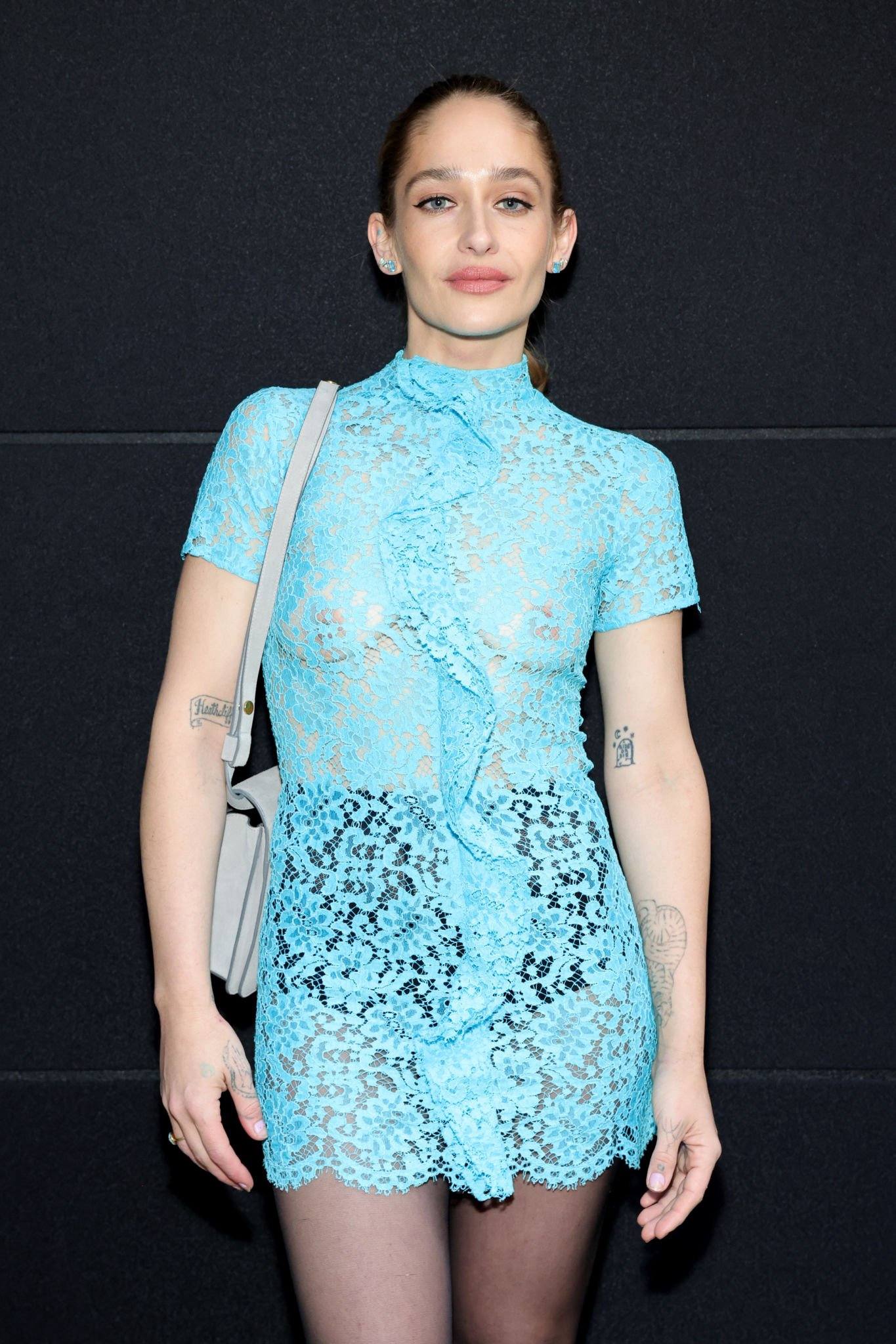 Jemima Kirke hands