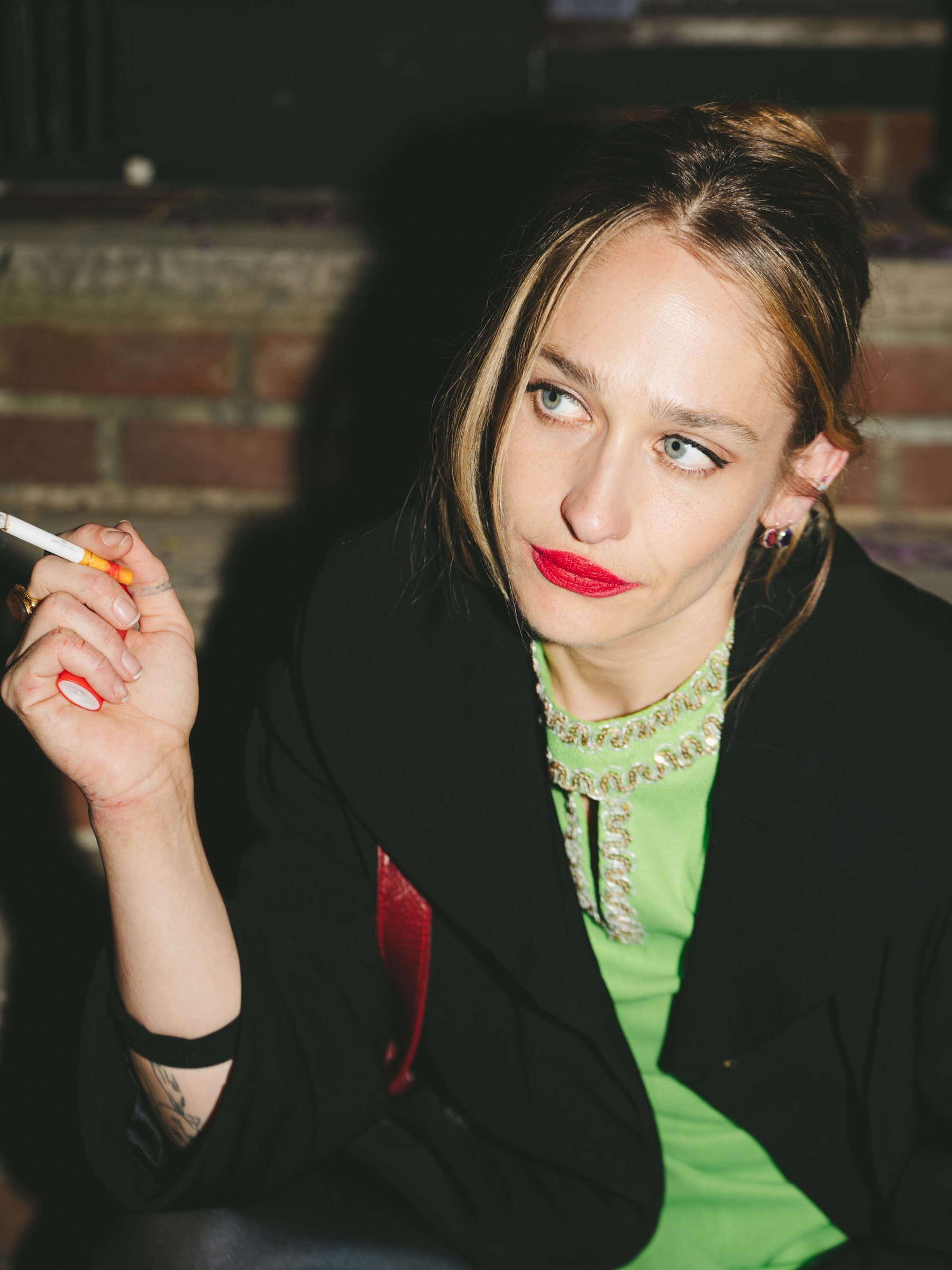 Jemima Kirke hands