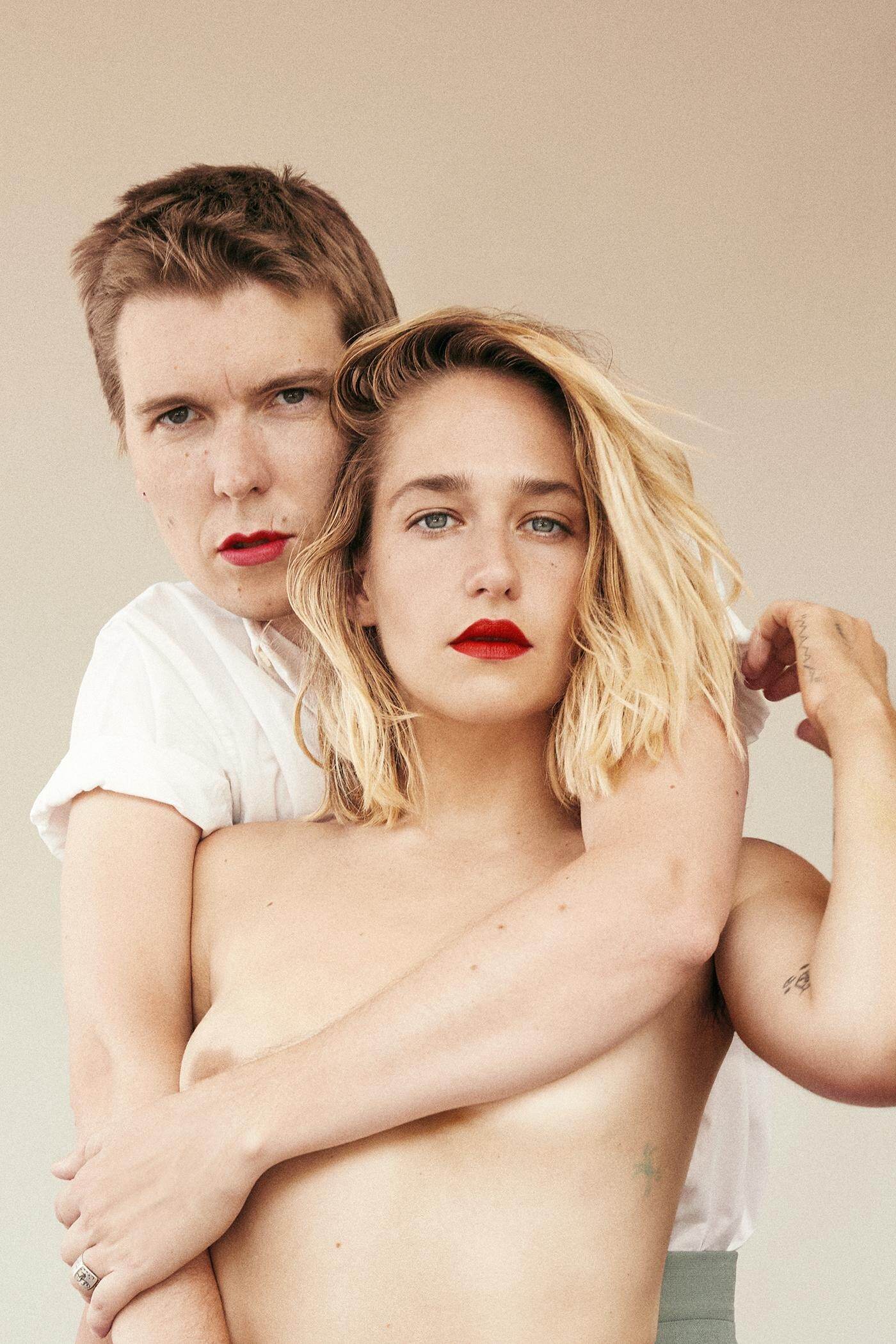 Jemima Kirke hands
