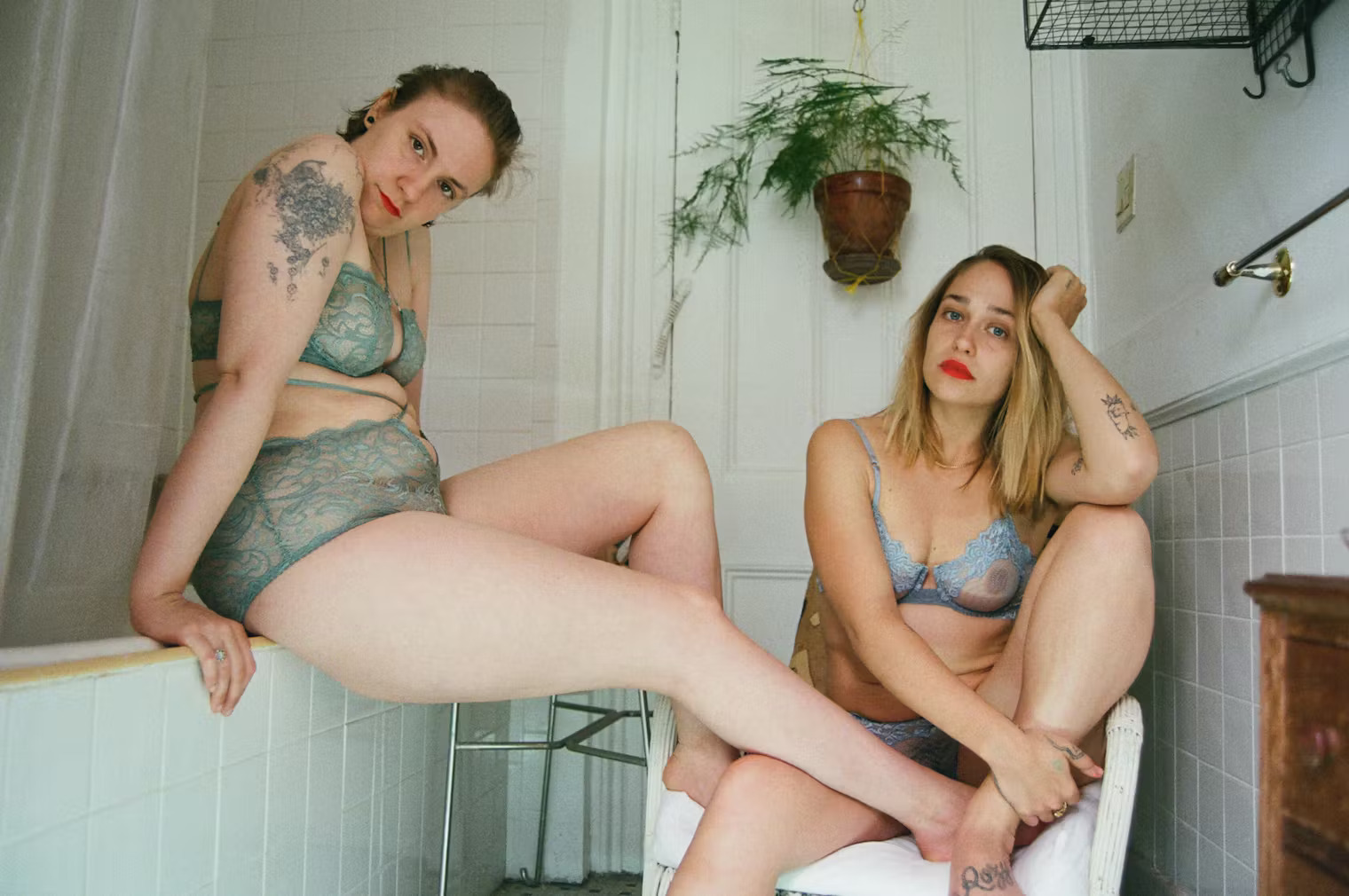 Jemima Kirke hands