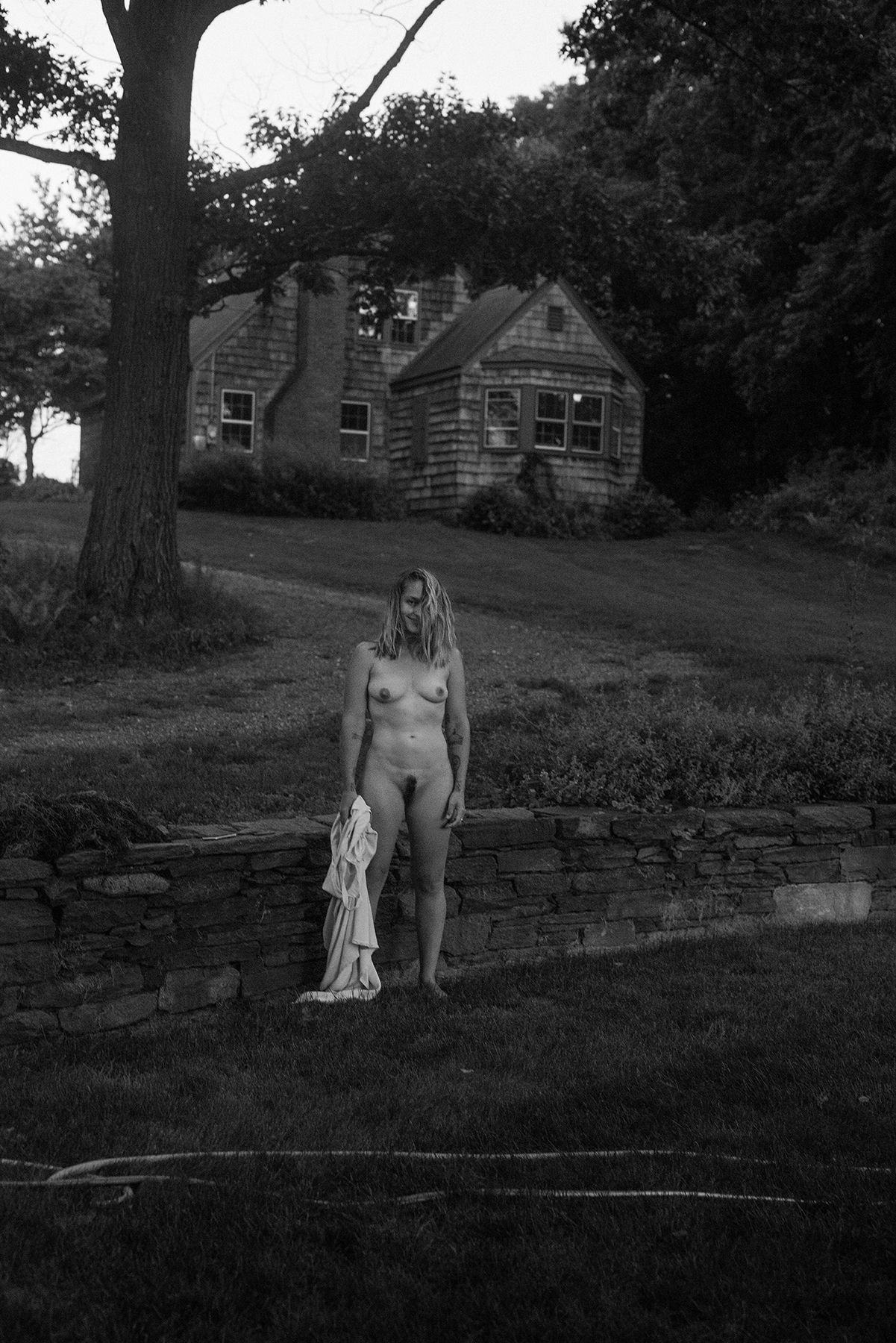 Jemima Kirke hands