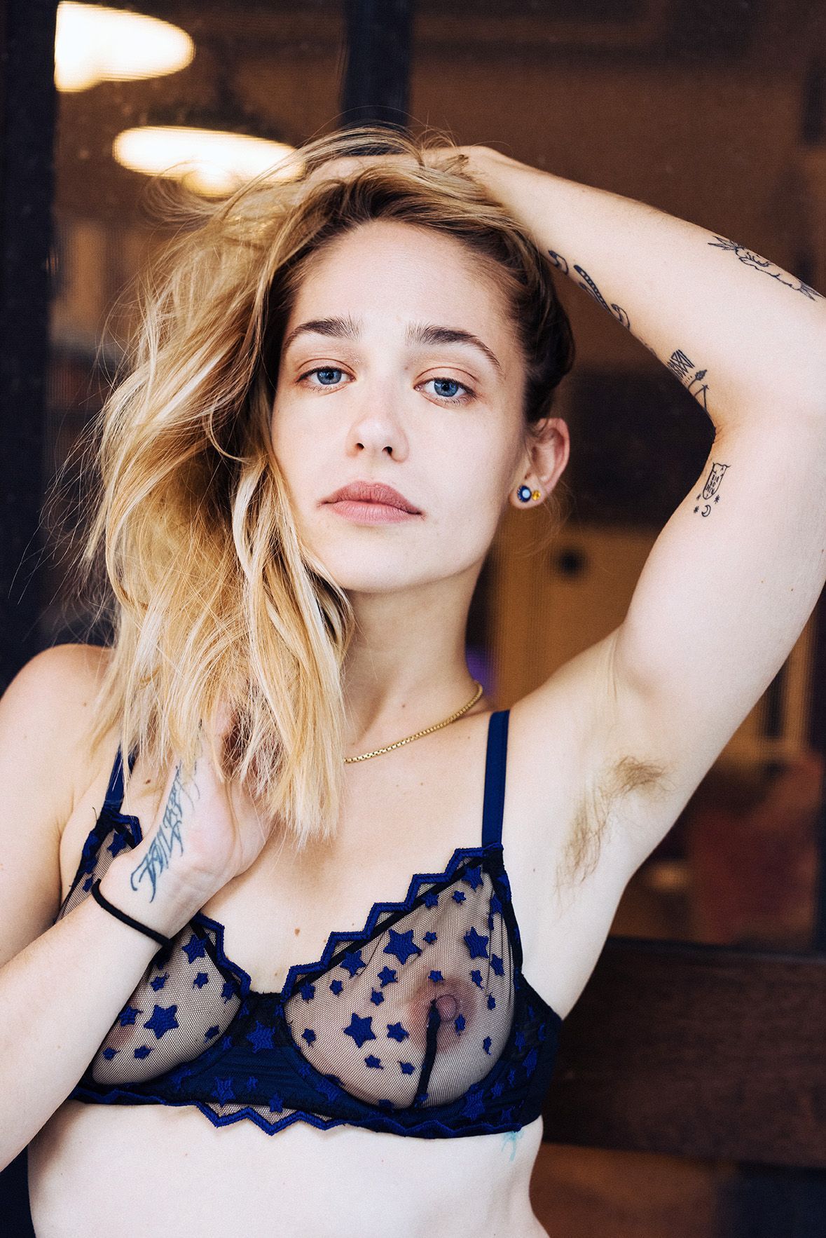 Jemima Kirke hands