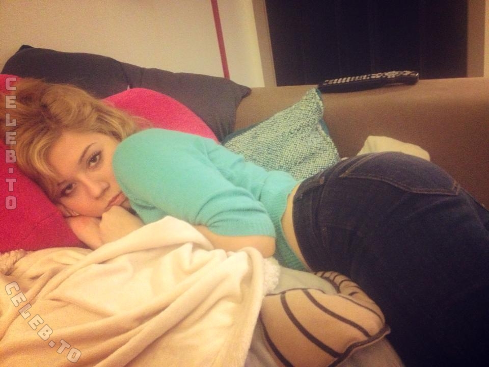 Jennette McCurdy hands