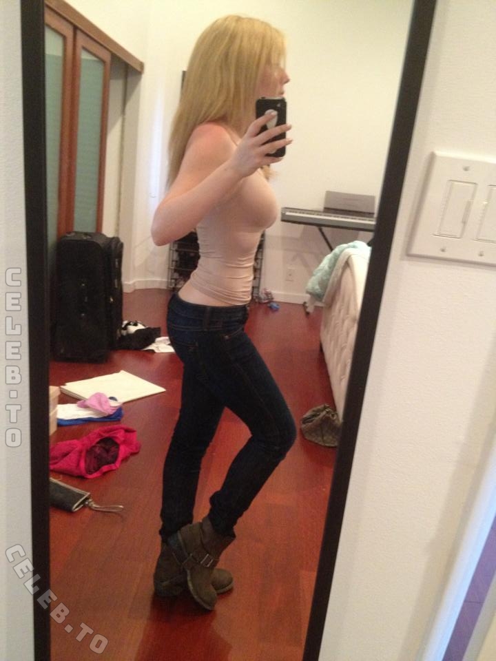 Jennette McCurdy hands