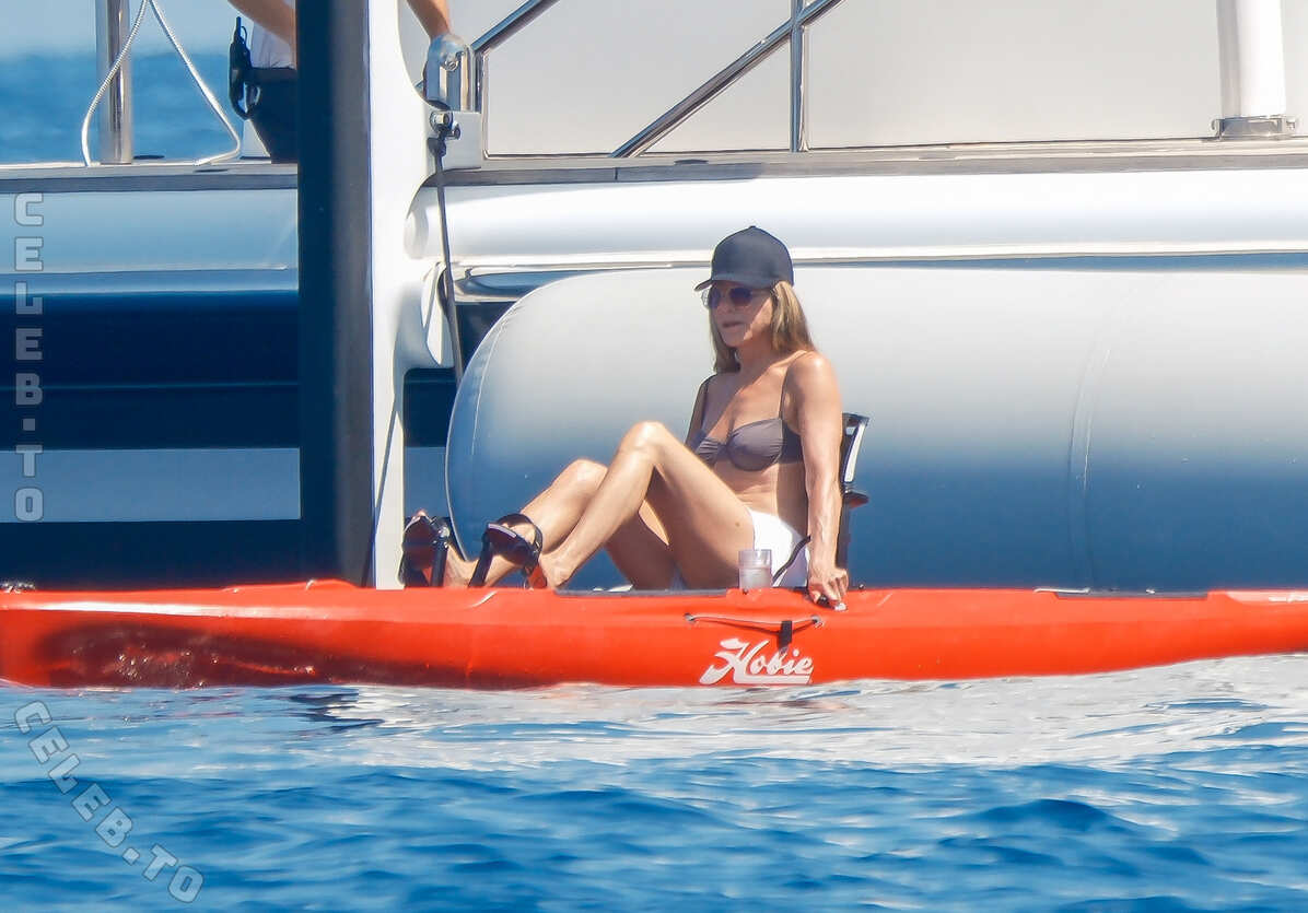 Jennifer Aniston nude leaked photos