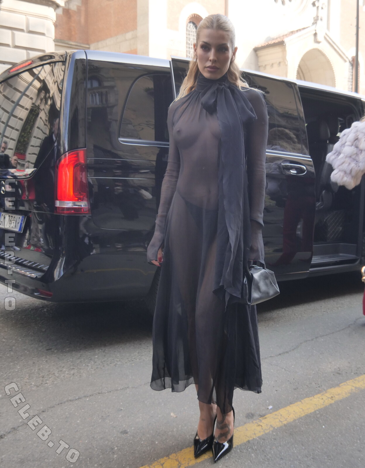 Jessica Goicoechea hands
