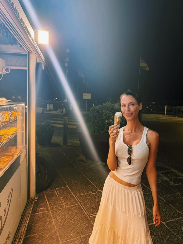 Jessica Lowndes hands