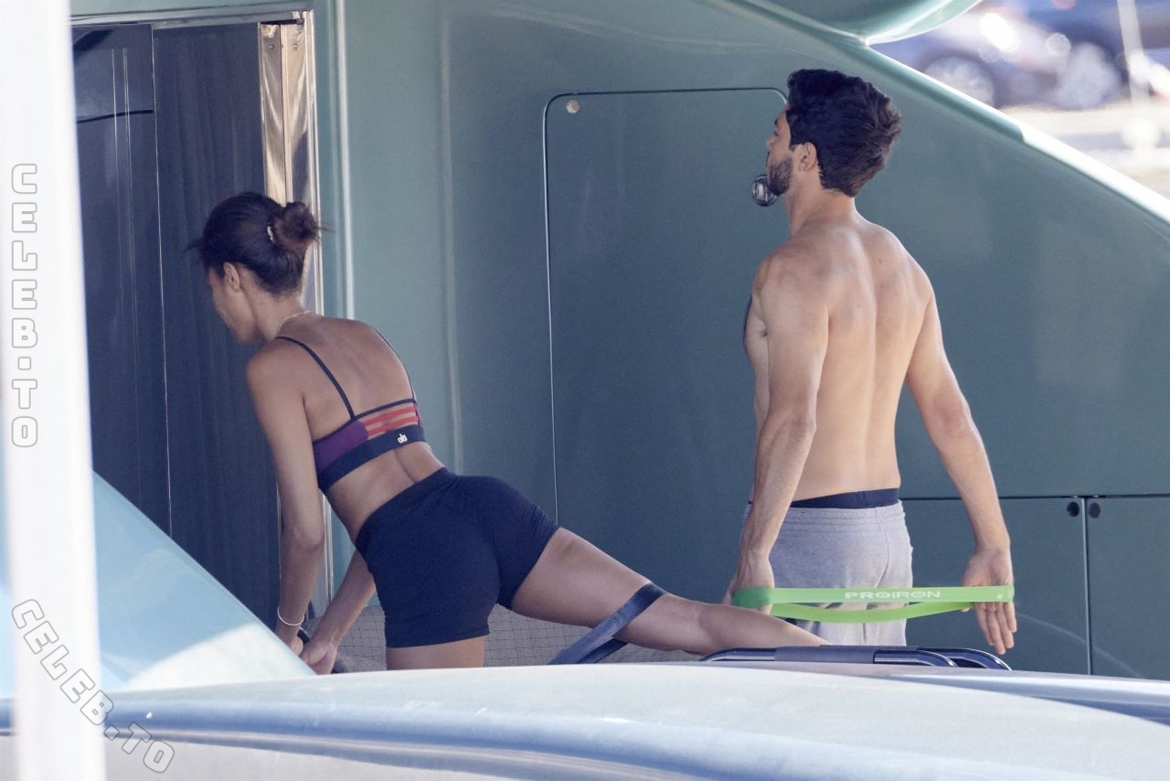 Joan Smalls legs