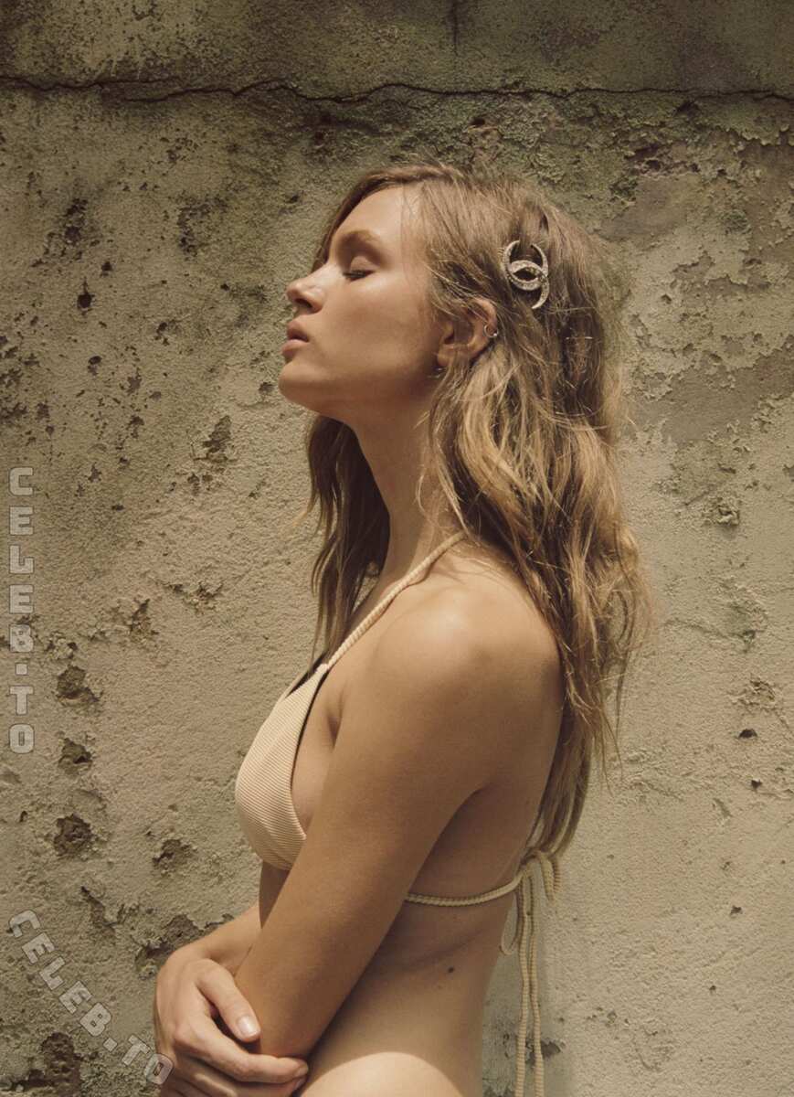 Josephine Skriver hands