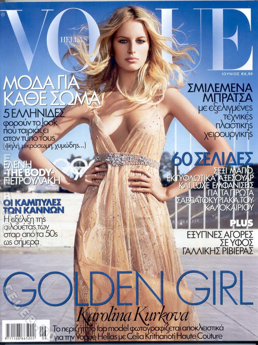 Karolína Kurková hands