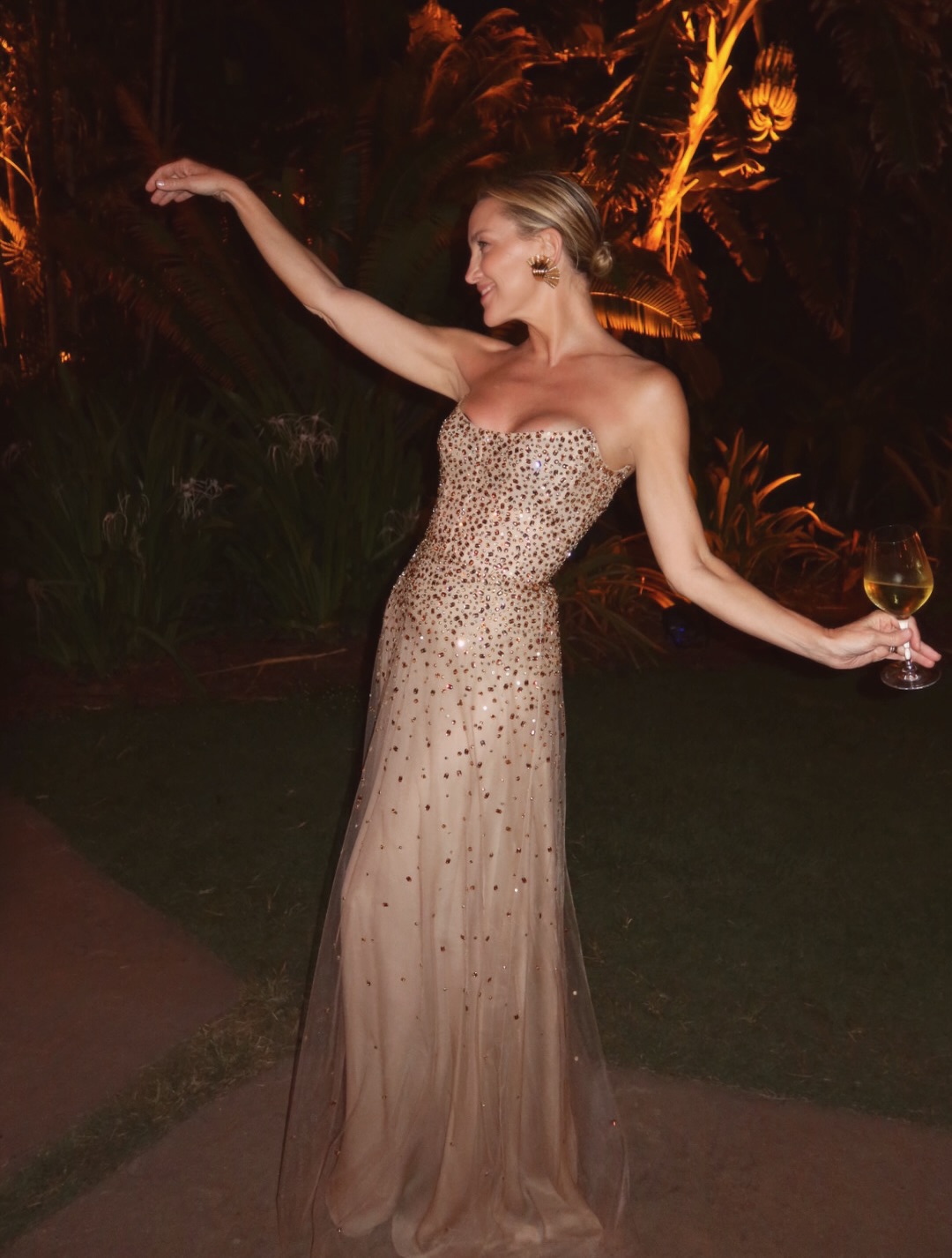 Kate Hudson hands