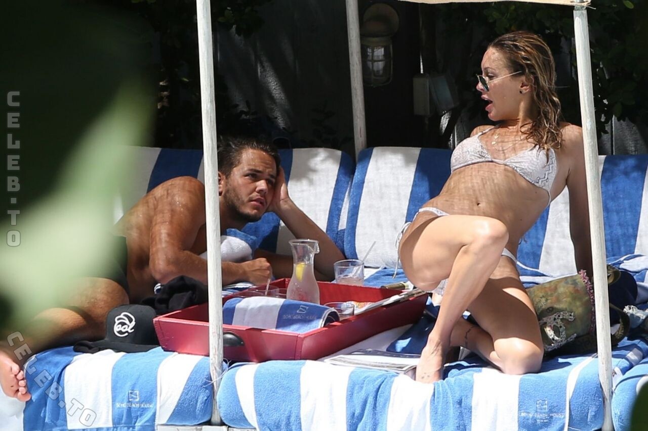 Katie Cassidy hands